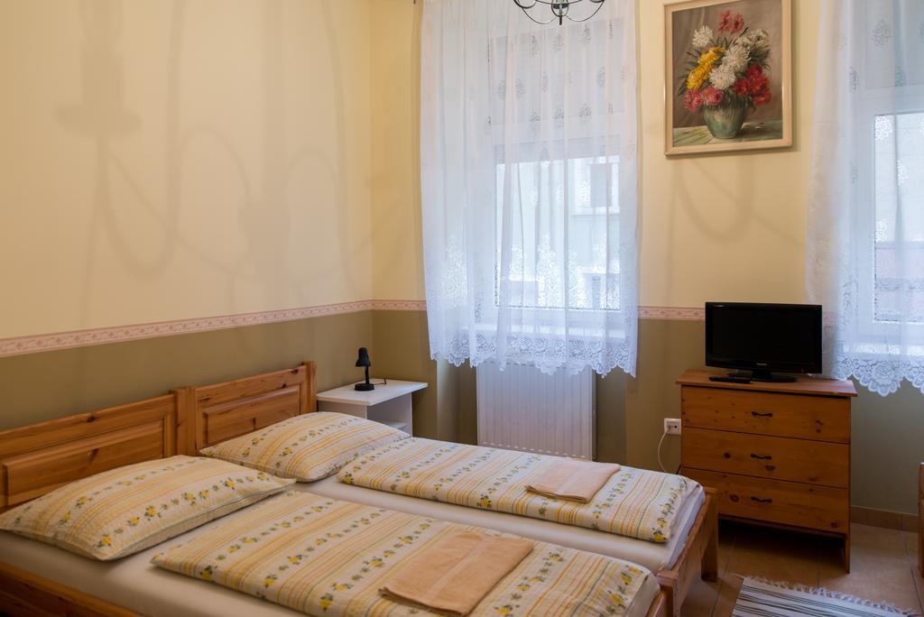 Taverna Panzio Sopron Bagian luar foto