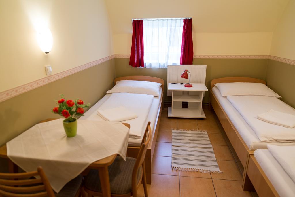 Taverna Panzio Sopron Bagian luar foto