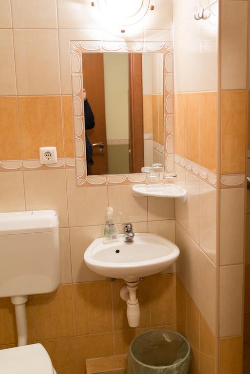 Taverna Panzio Sopron Bagian luar foto