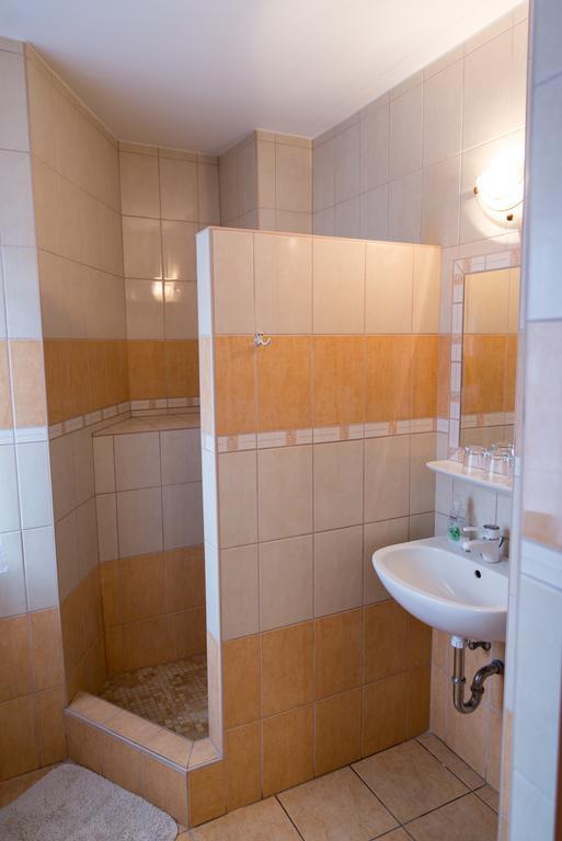 Taverna Panzio Sopron Bagian luar foto