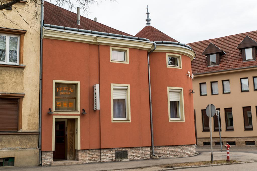 Taverna Panzio Sopron Bagian luar foto