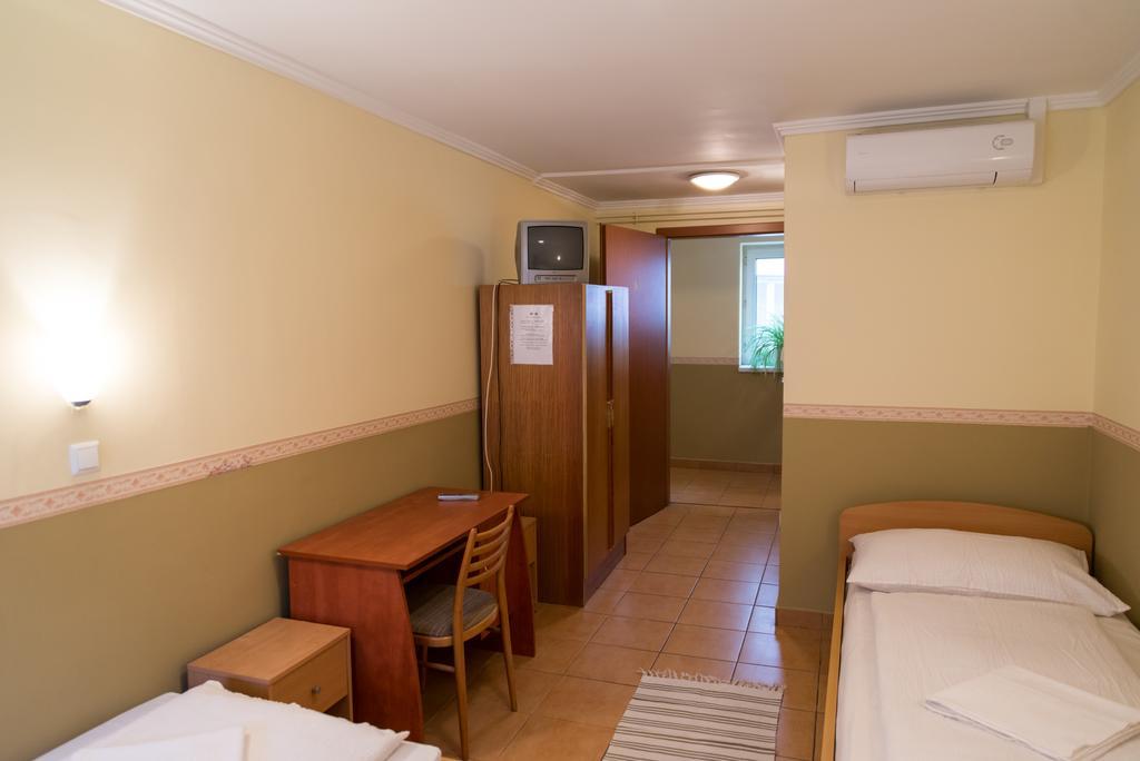 Taverna Panzio Sopron Bagian luar foto